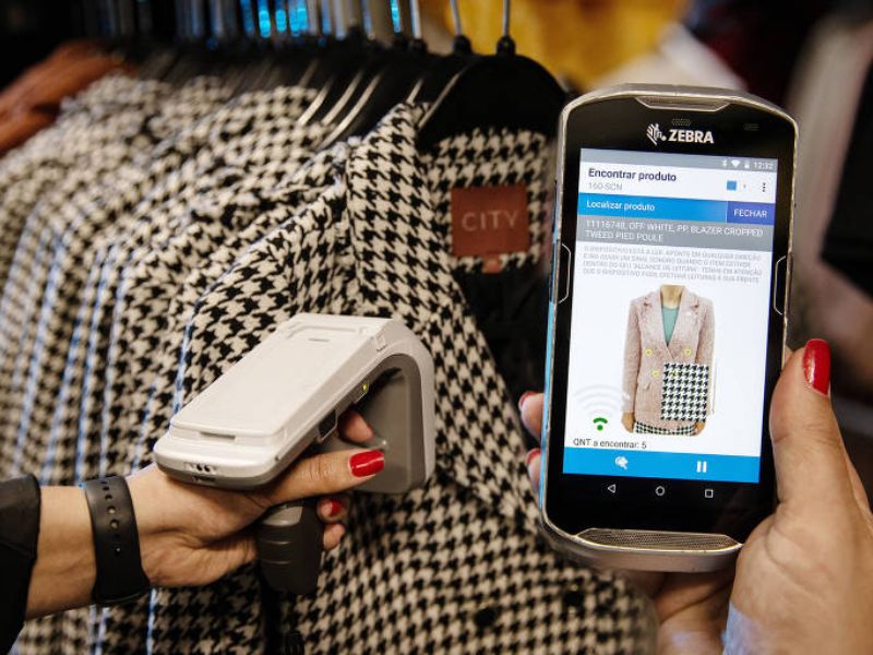 estoque de loja de roupa feminina