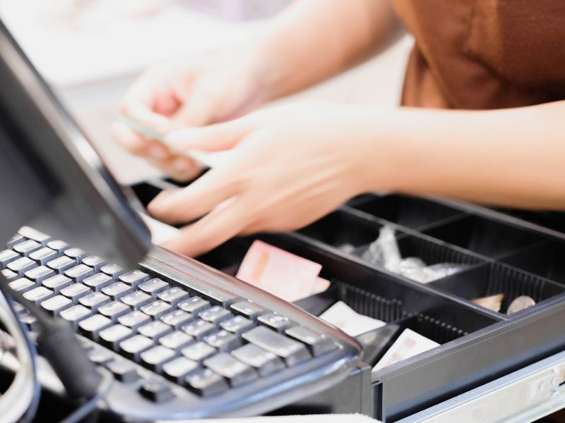 como fechar caixa de loja de roupas