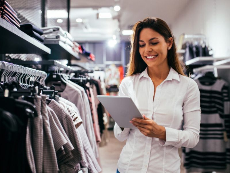 como organizar loja de roupas femininas