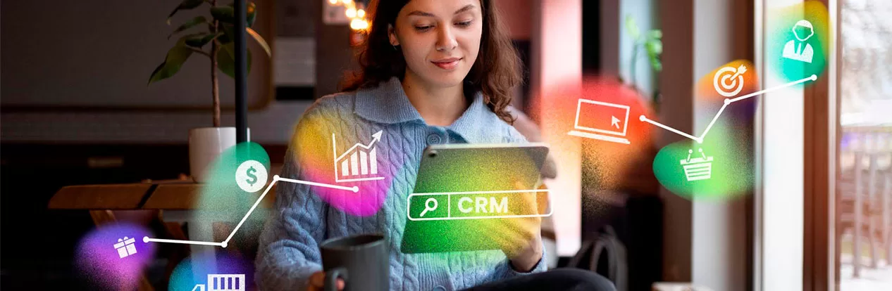 Mulher utilizando um tablet para acessar o sistema de CRM da sua empresa