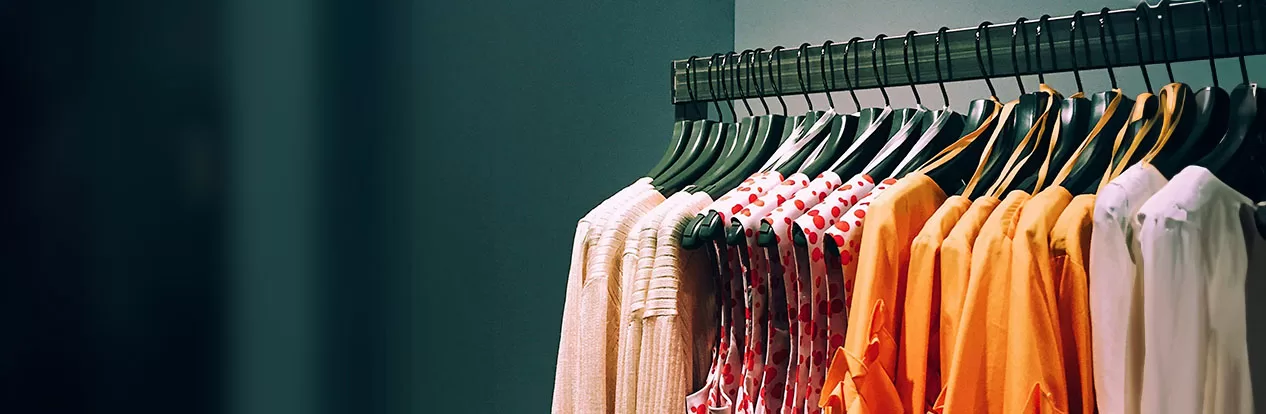 Arara de roupas organizada em uma loja de moda