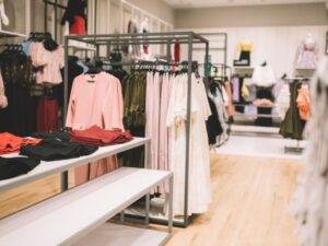 Como organizar loja de roupas: